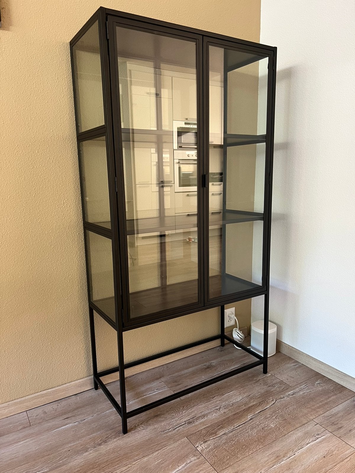 Zwarte stalen vitrinekast met glas, Huis en Inrichting, Kasten | Vitrinekasten, Ophalen, Met deur(en), 50 tot 100 cm, Zo goed als nieuw