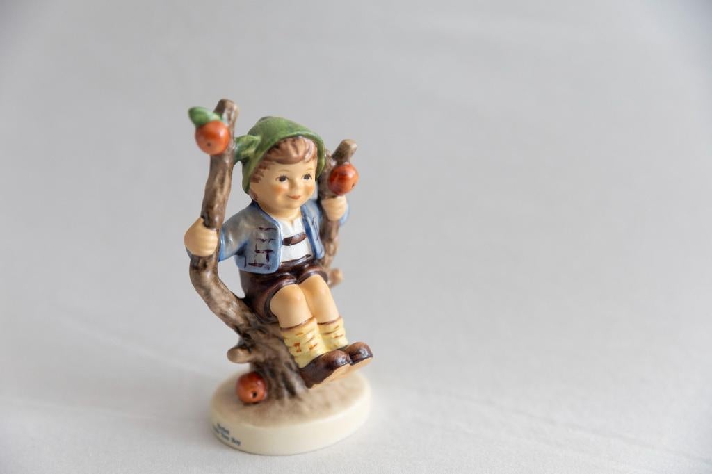 Goebel Hummel Beeldje Apple Tree Boy #879, 10 cm met doosje, Ophalen of Verzenden, Zo goed als nieuw, Hummel