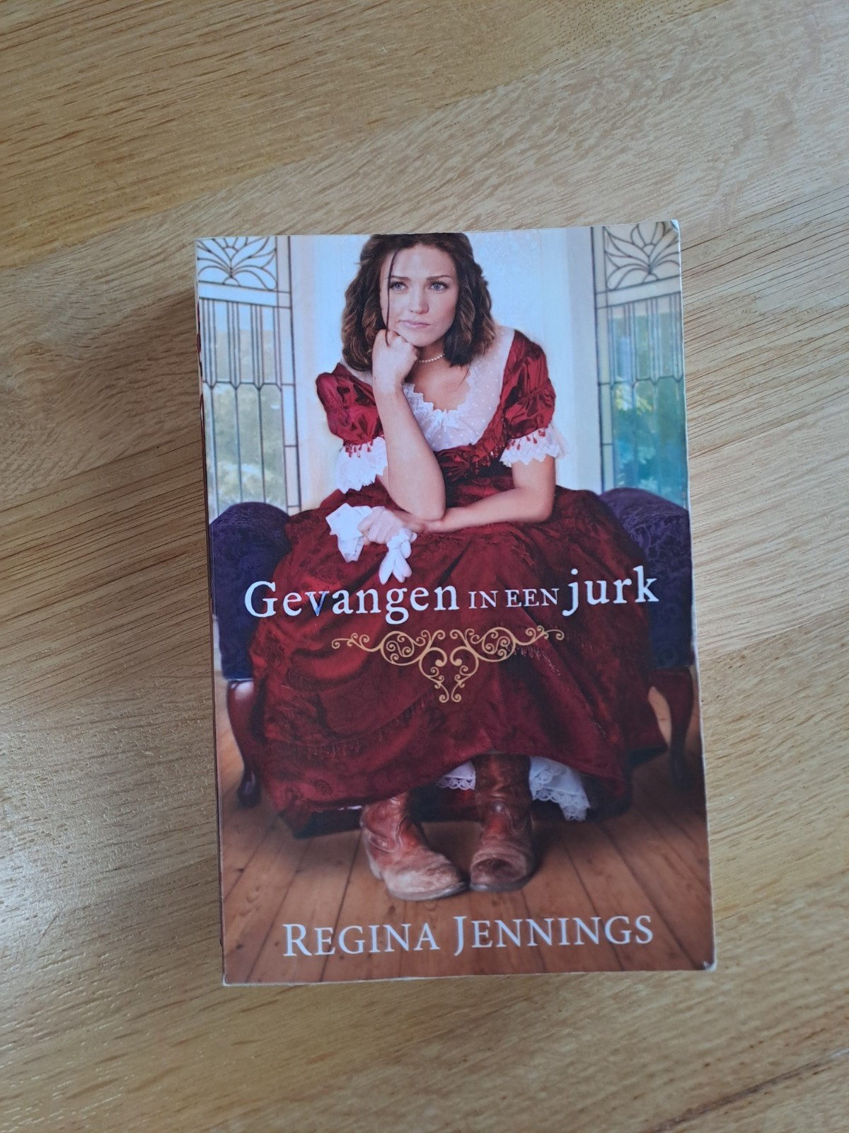Gevangen in een jurk - Regina Jennings, Ophalen of Verzenden, Zo goed als nieuw, Regina Jennings, Amerika