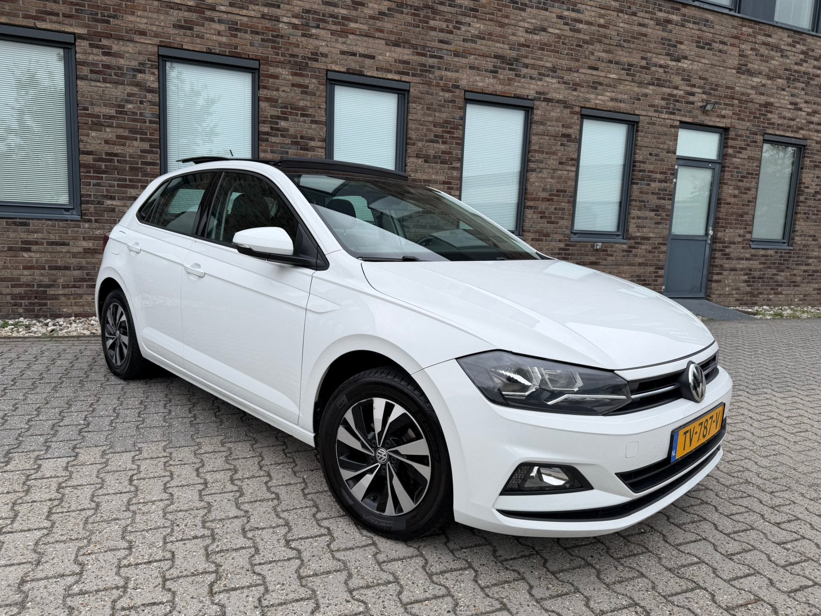 Volkswagen Polo 1.0 TSI 95pk 2018 ACC Cruise Pano Trekhaak, Auto's, Voorwielaandrijving, Stof, 40 €/maand, Zwart