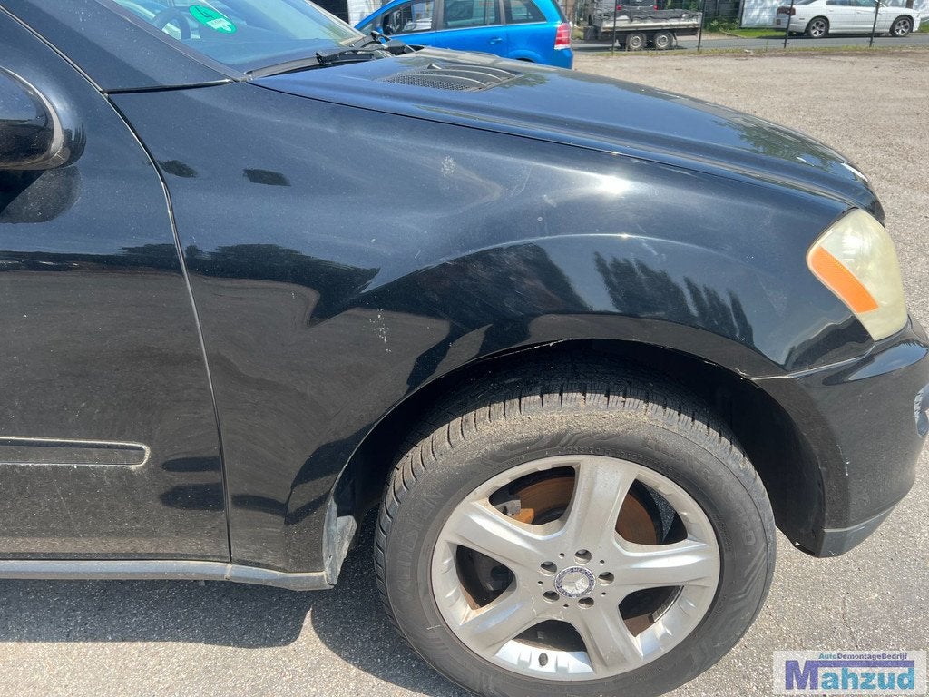 MERCEDES ML W164 Zwart rechts voorscherm zijscherm 2005-2011, Auto-onderdelen, Carrosserie en Plaatwerk, Mercedes-Benz, Gebruikt