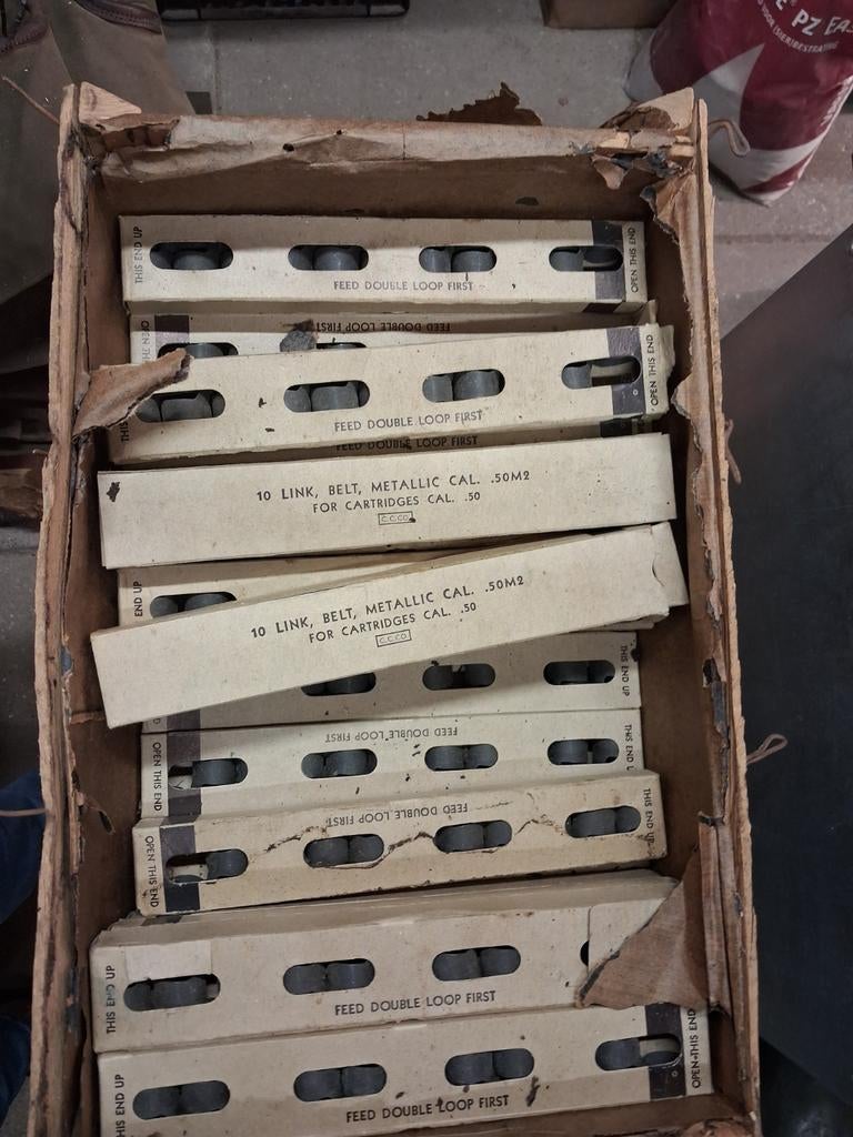 WW2 US doosje met 10 cal .50 links schakels, Verzamelen, Amerika, ., Ophalen of Verzenden, .