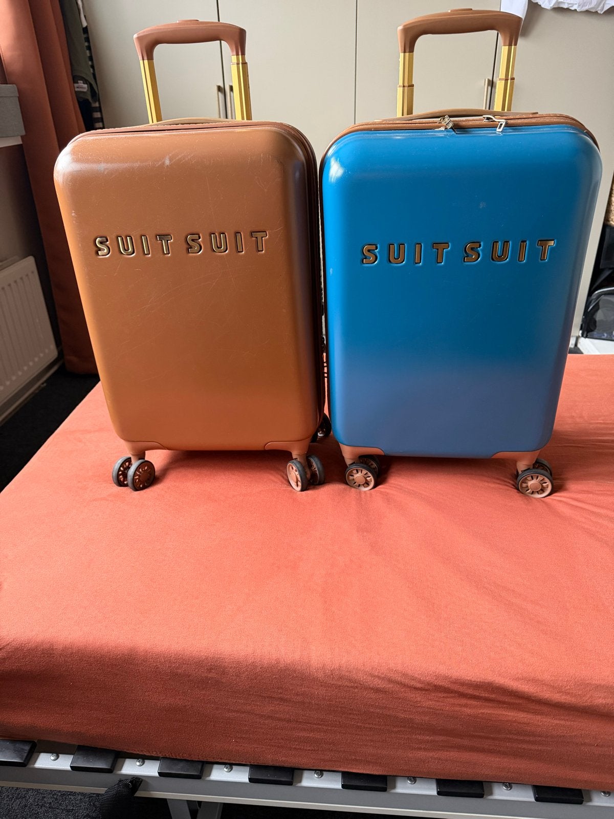 Set van 2 SUITSUIT TROLY Blauw/Bruin M en GRATIS HANDTAS, Ophalen, Gebruikt, Hard kunststof, Minder dan 50 cm