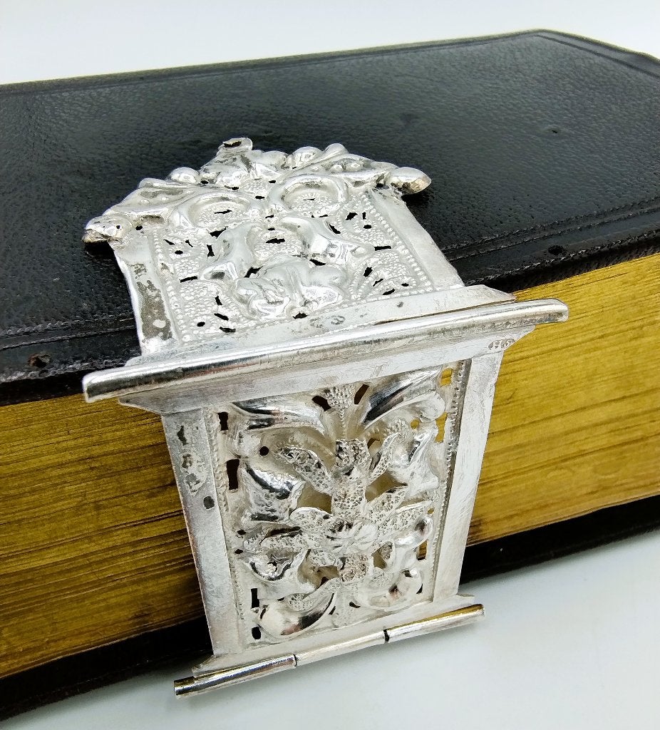 Bijbel met zilveren slot J. Hemmes, Assen, Antiek en Kunst, Antiek | Boeken en Bijbels, Verzenden, Bijbel