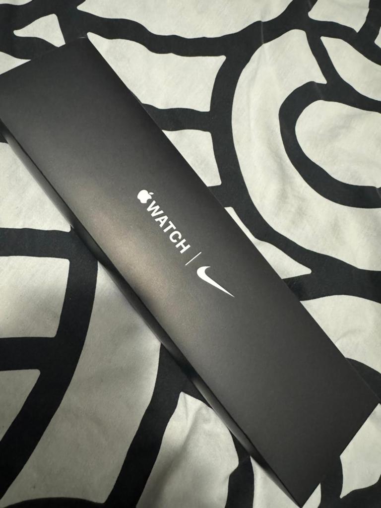 Apple Watch SE 2020 Nike Editie, Sieraden, Tassen en Uiterlijk, Smartwatches, Gebruikt, Zwart, IOS, Ophalen of Verzenden