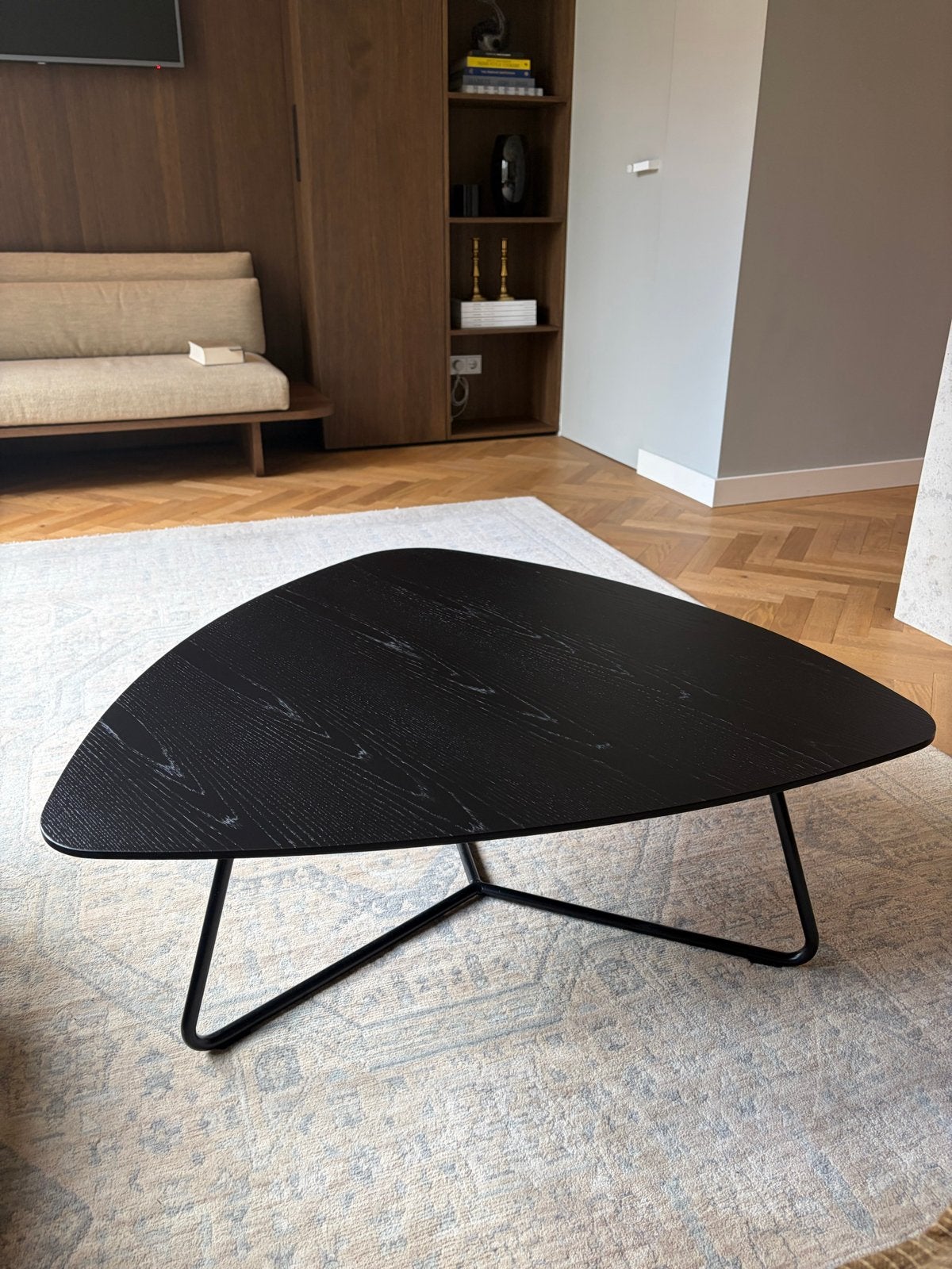 Zwarte driehoekige salontafel, Ophalen, 50 tot 100 cm, Zo goed als nieuw, Overige vormen