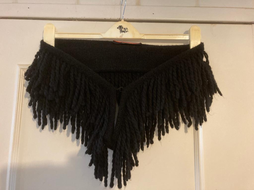 Aparte zwarte sjaal / kraag van Marccain, Kleding | Dames, Mutsen, Sjaals en Handschoenen, Maat 38/40 (M), Verzenden, Zo goed als nieuw