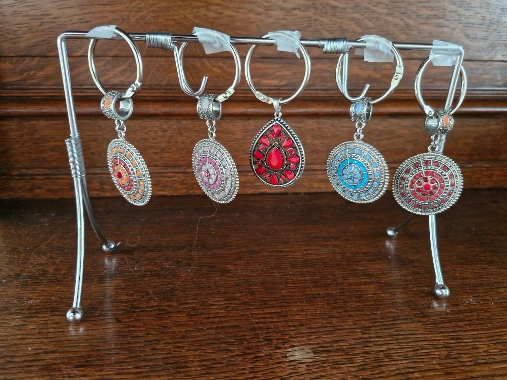 Mooi ontworpen Hangers met steentjes, Overige materialen, Overige voorstellingen, Ophalen of Verzenden, Zo goed als nieuw