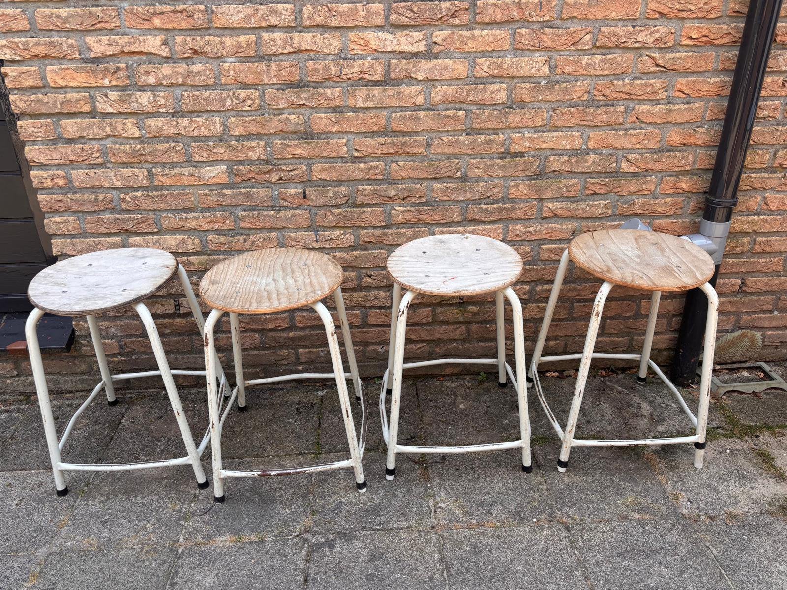 4 vintage industriële houten krukjes, Ophalen, Gebruikt, Hout