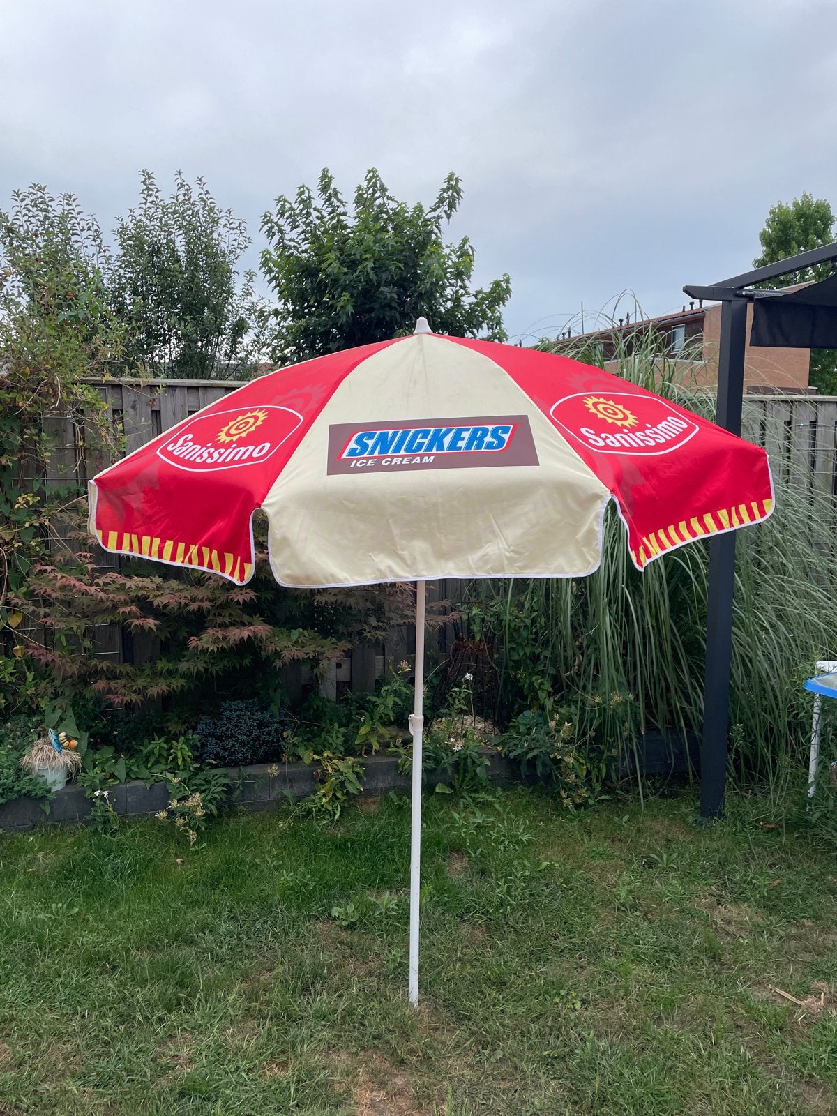 Gebruikte Snickers/Sanissimo parasol - nog mooie kleuren, Ophalen of Verzenden, Gebruikt, 1 tot 2 meter, Stokparasol