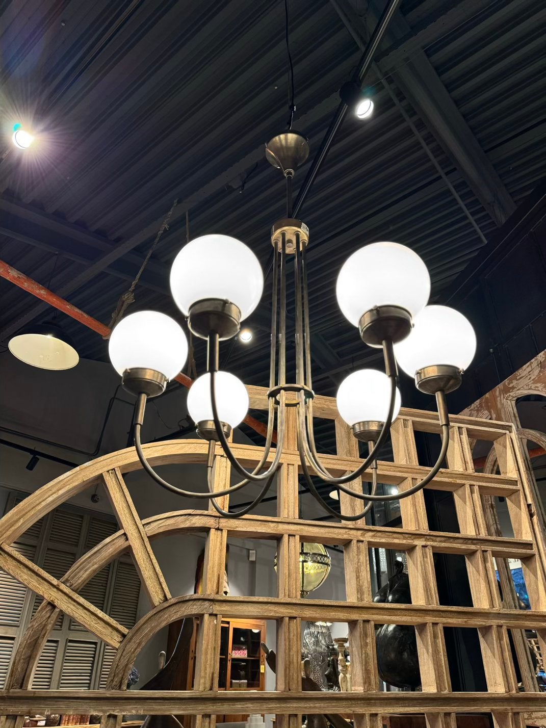 Vintage Art Deco messing hanglamp met 6 glazen bollen, Ophalen of Verzenden, Zo goed als nieuw, Glas