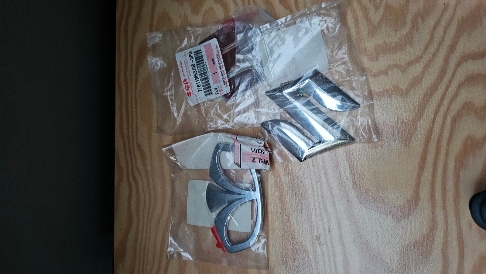 NOS Emblemen Suzuki en Daewoo - Nieuw en Ongeopend, Ophalen of Verzenden, Nieuw