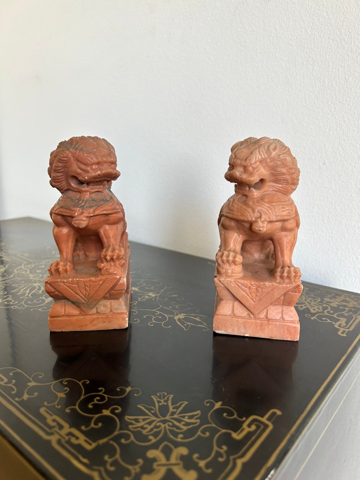 Twee Chinese spekstenen foo dogs (tempelleeuwen), Antiek en Kunst, Ophalen of Verzenden