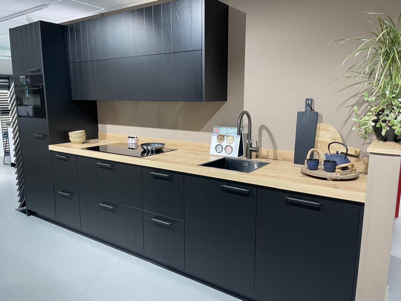 Showroommodel keuken Beckermann met Bosch apparatuur, Ophalen, Zwart, Nieuw, Hoogglans of Gelakt