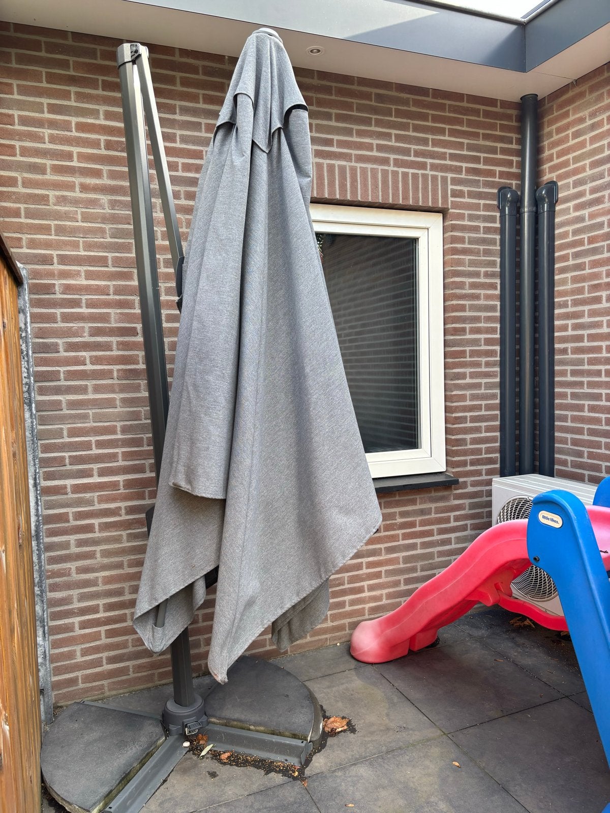 Grote draaibare zweefparasol Leenbakker met hoes en stenen, Ophalen, 2 tot 3 meter, Zweefparasol, Verstelbaar