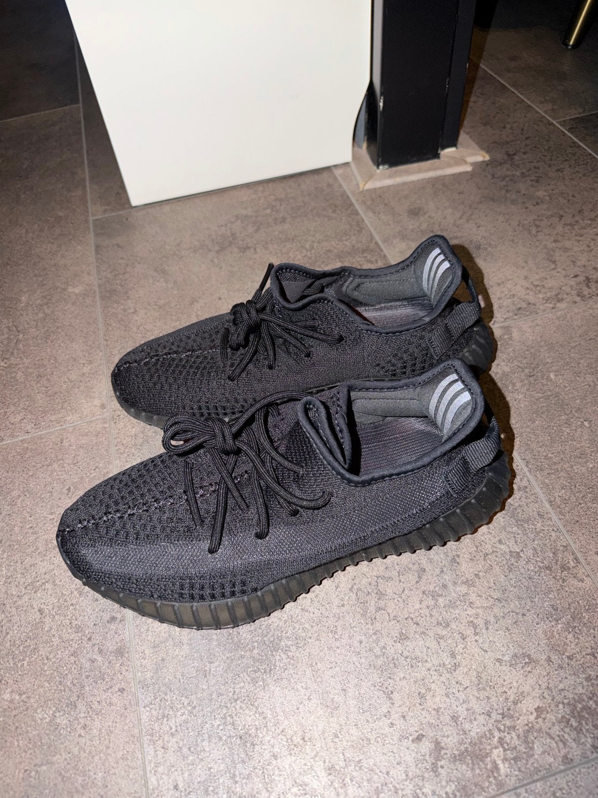 Yeezy Boost 350 V2 - Nieuw en ongedragen, Kleding | Heren, Ophalen of Verzenden, Nieuw, Zwart, Sneakers of Gympen