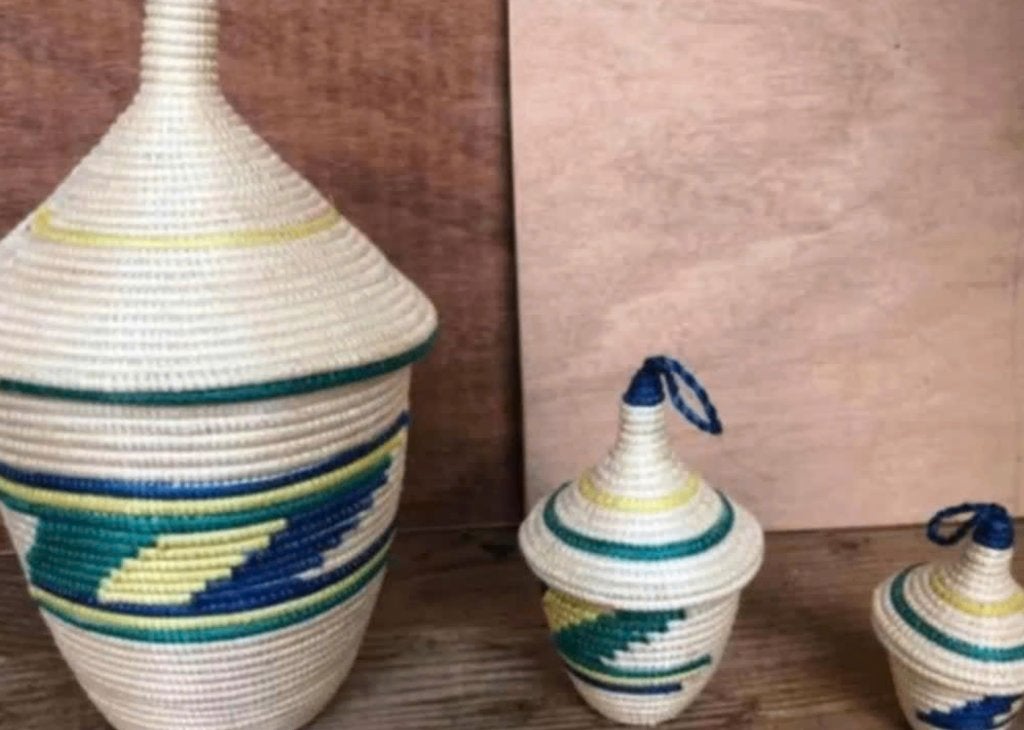 Drie handgevlochten Afrikaanse mandjes, Huis en Inrichting, Overige materialen, Mand, Ophalen of Verzenden, Zo goed als nieuw