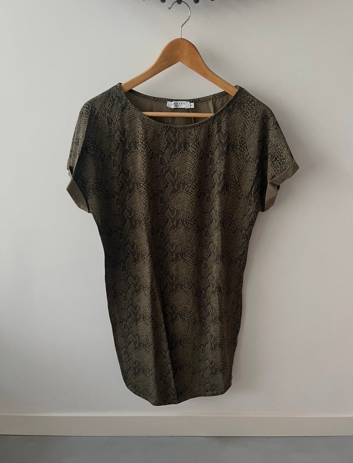 Costes Basic Jurk met Slangenprint - Maat M, Kleding | Dames, Jurken, Zo goed als nieuw, Maat 38/40 (M), Groen, Knielengte, Ophalen of Verzenden