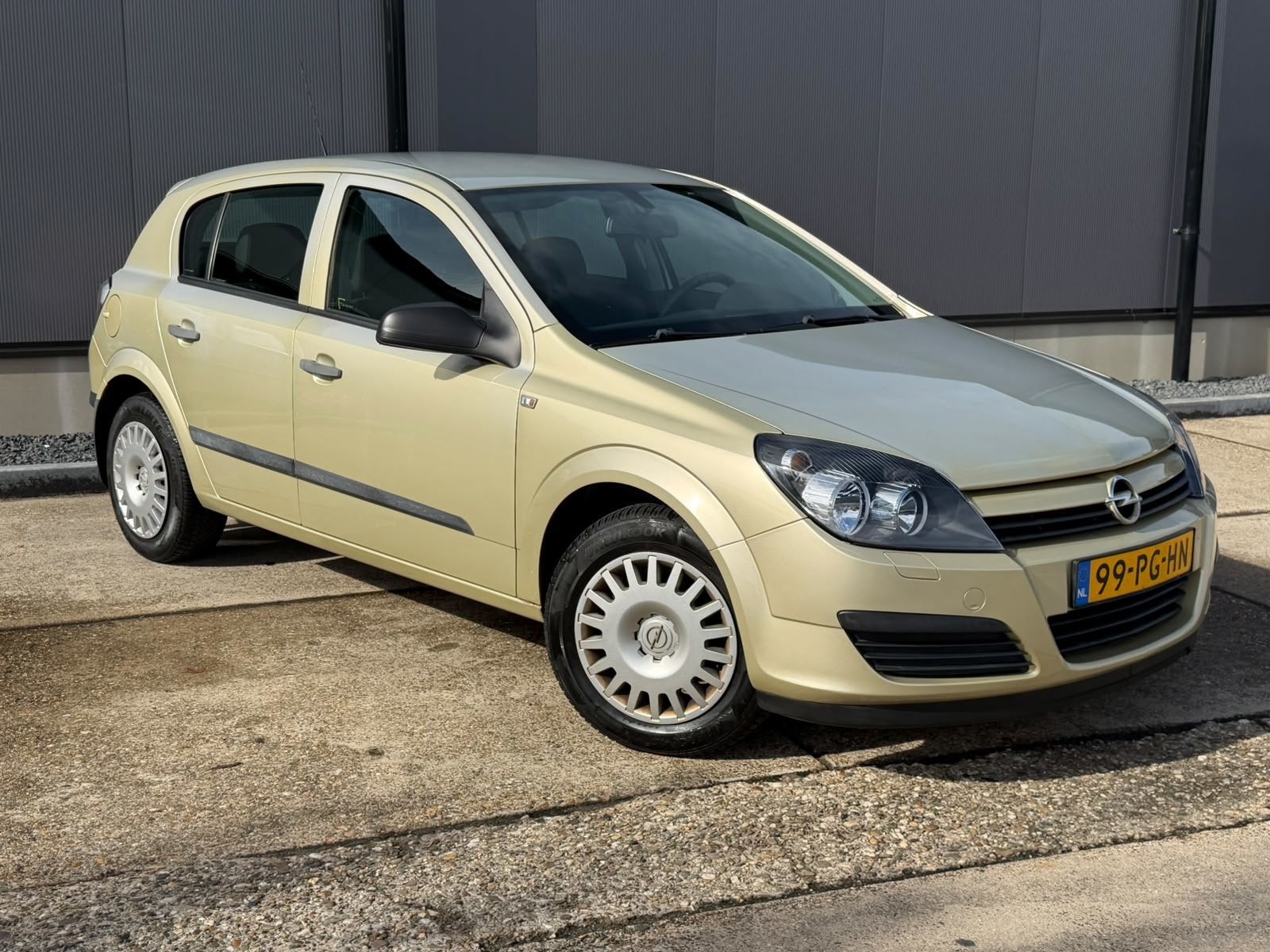 Opel Astra 1.8 Essentia AUTOMAAT / TREKHAAK / AIRCO, Auto's, Dealer onderhouden, Gebruikt, Zwart, 4 cilinders