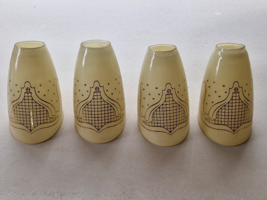 4 vintage  cremekleurige glazen lampenkappen. Schuin model., Ophalen of Verzenden, Gebruikt, Crème