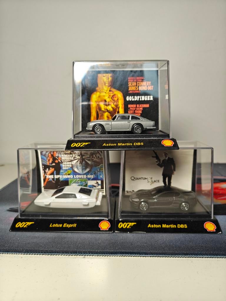 James Bond 007 Shell Collectie - 3 Luxe Displayboxen, Hobby en Vrije tijd, Modelauto's | Overige schalen, Zo goed als nieuw, Auto
