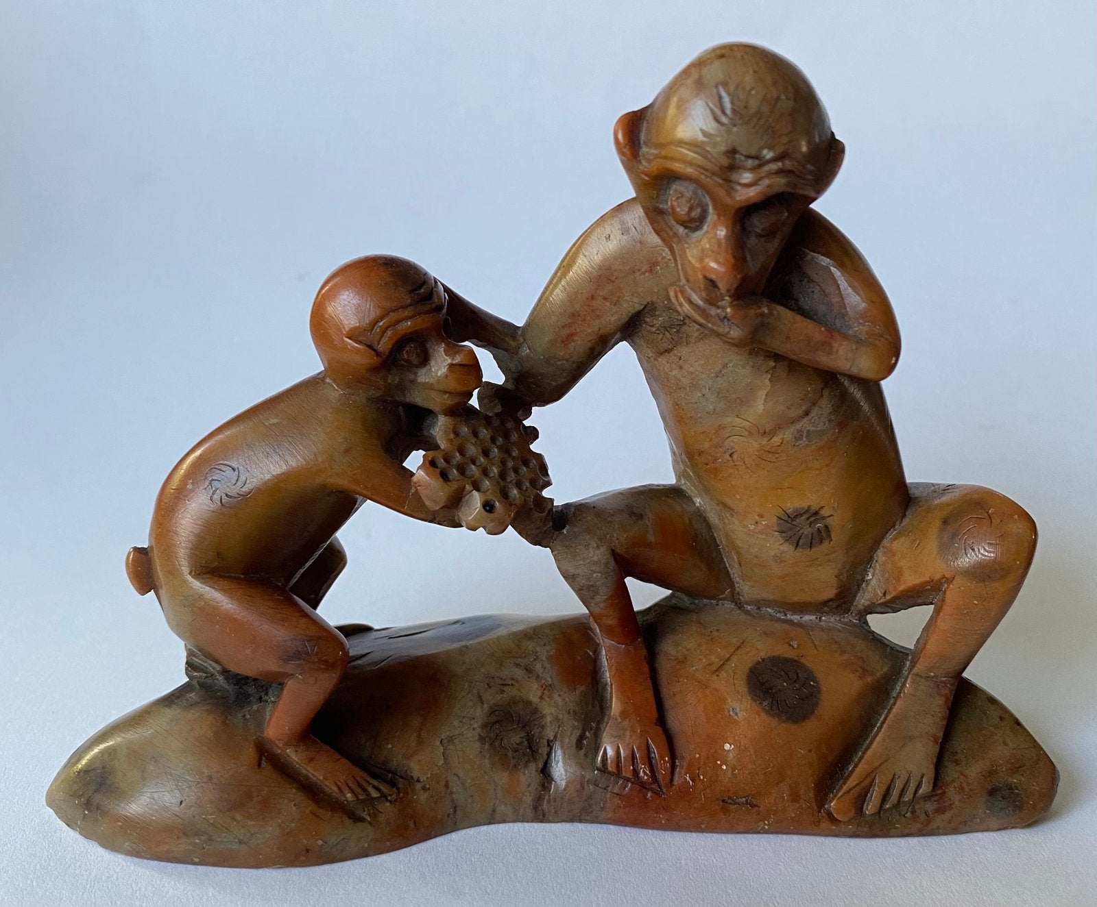 Monkey art  speksteen, zeer fraai bewerkt, Ophalen of Verzenden