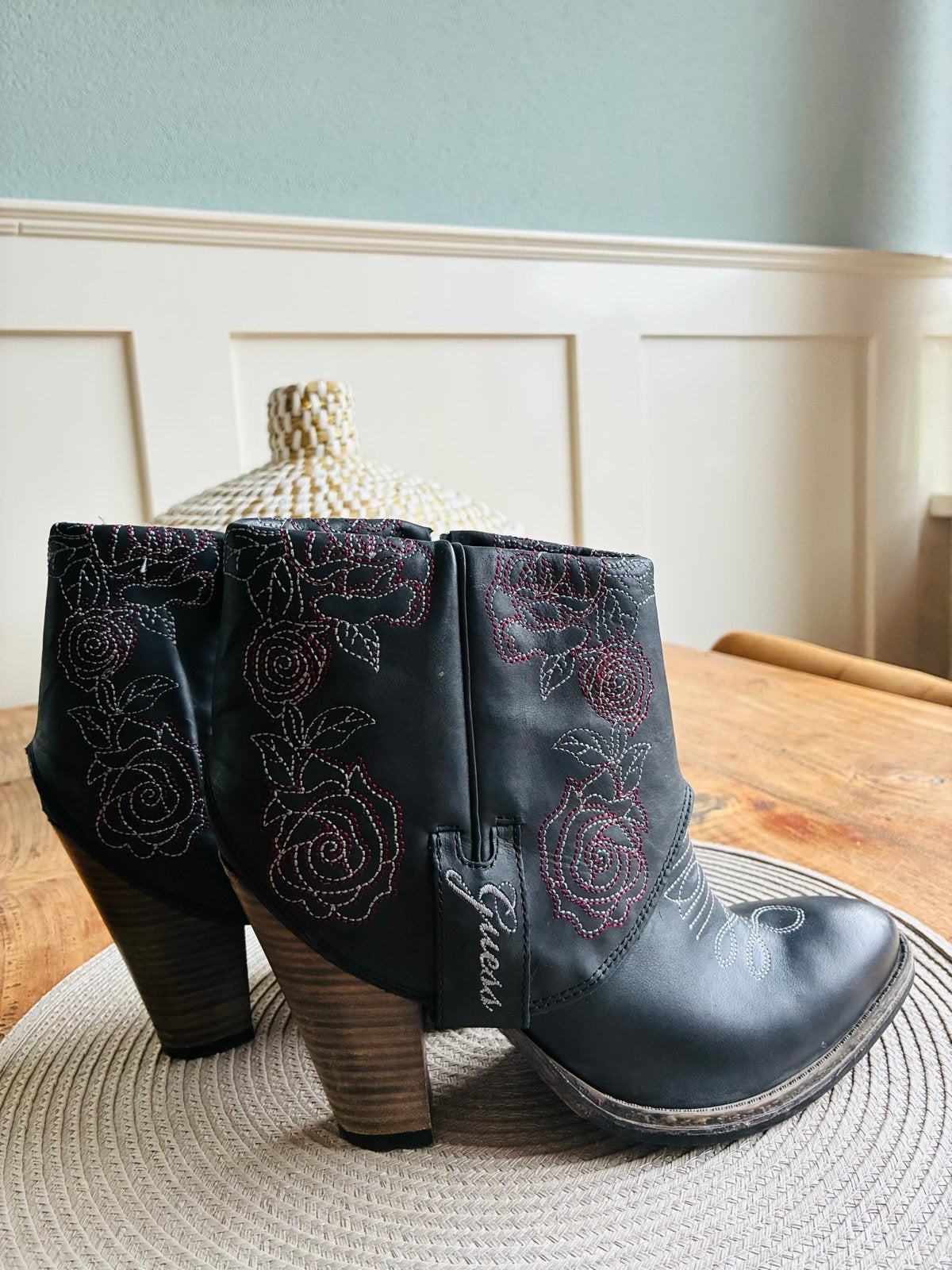 Guess enkellaarsjes met rozen borduursel, Kleding | Dames, Ophalen of Verzenden, Gedragen, Zwart, Lage of Enkellaarzen