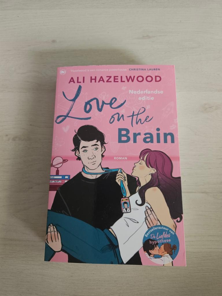 Love on the Brain - Ali Hazelwood (Nederlandse editie), Ophalen of Verzenden, Zo goed als nieuw, Ali Hazelwood, Nederland