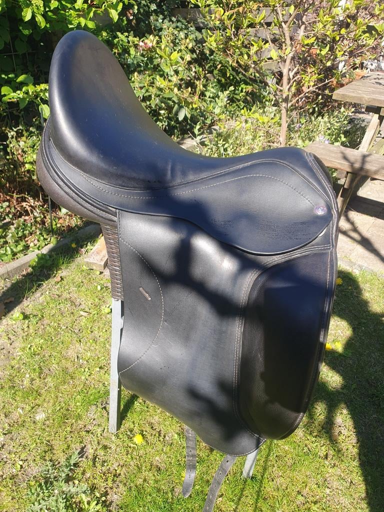 Schutte Sentrix dressuurzadel 18 inch, Dieren en Toebehoren, Paarden en Pony's | Zadels, Ophalen of Verzenden, Zo goed als nieuw