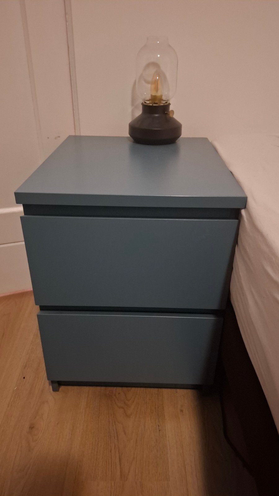 Blauw nachtkastje met twee lades, Huis en Inrichting, Slaapkamer | Nachtkastjes, Ophalen, Zo goed als nieuw, Hout, Minder dan 45 cm