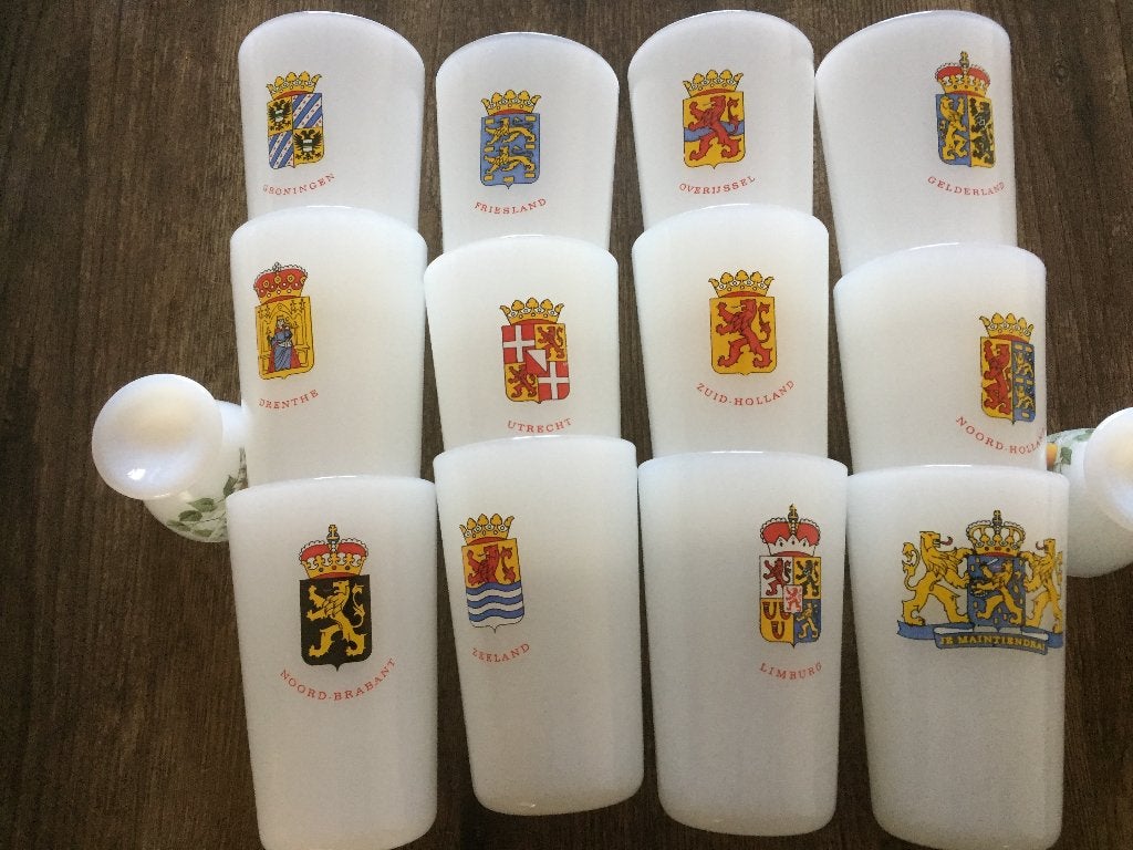 12 Bekers van wit melkglas met 11 provincies afbeelding, Ophalen of Verzenden, Zo goed als nieuw, Bord(en), Overige stijlen