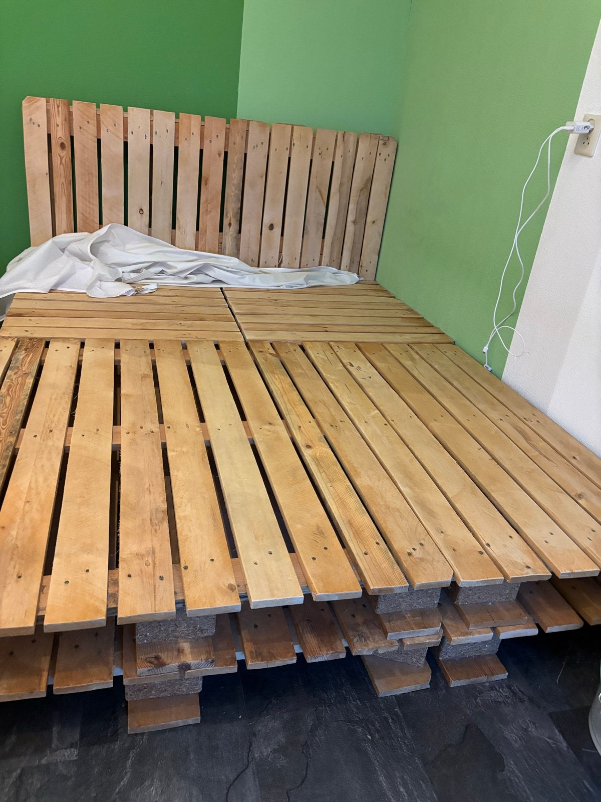 GRATIS OPHALEN 14 juni: bedframe van geschuurde pallets, Ophalen, Gebruikt, Bruin, Tweepersoons
