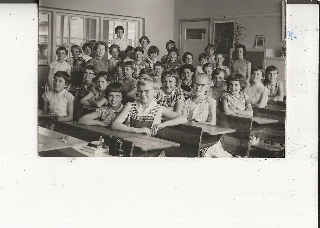 Wateringen Klassefoto Juf Roesink met leerlingen + namen, Ophalen of Verzenden, 1940 tot 1960, Ongelopen, Zuid-Holland
