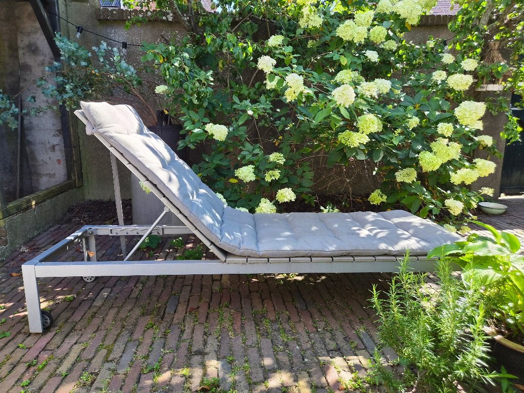 IKEA ligbed met kussen en hoes (gebruikt), Tuin en Terras, Ligbedden, Ophalen, Gebruikt, Metaal, Verstelbaar