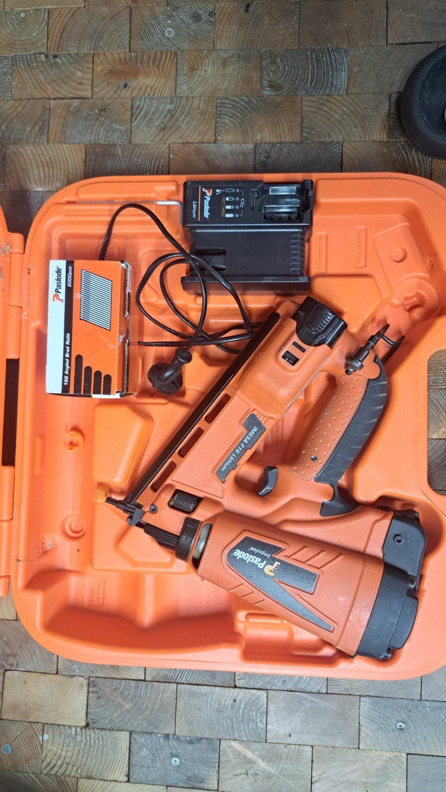 Paslode IM65A F16 Lithium tacker met toebehoren, Ophalen of Verzenden, Gebruikt, Tacker/nietmachine, Overige merken