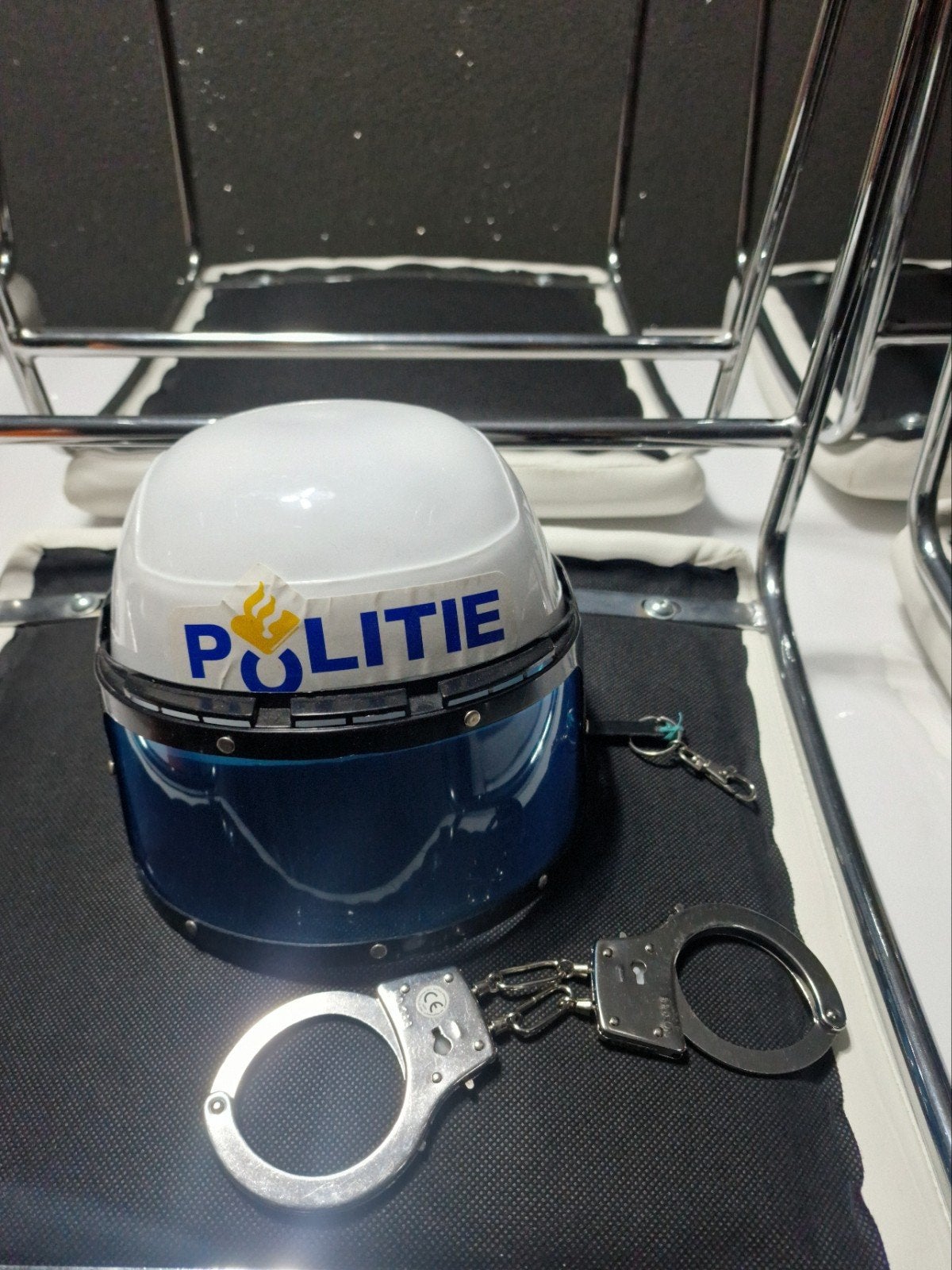 politie helm en handboeien, Ophalen, Gebruikt