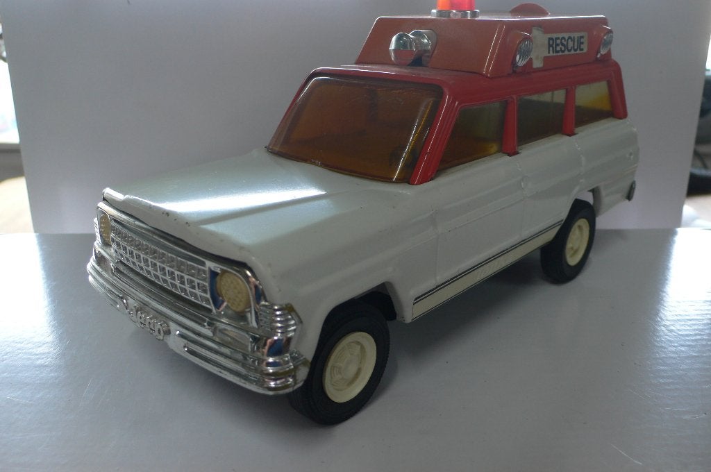 jeep wagoneer -ambulance TONKA- schaal pus minus 1/24, Verzenden, Gebruikt, Overige merken