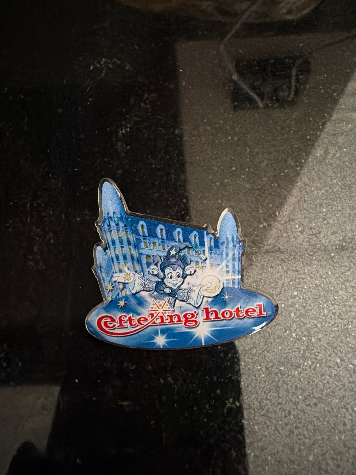 Efteling Hotel Pin - Jokie en Jet, Ophalen of Verzenden, Zo goed als nieuw, Button of Speldje