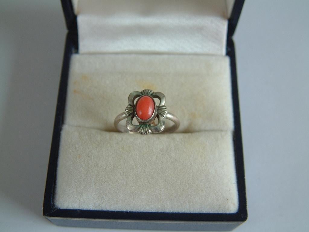 oude kleine  zilver zilveren ring  met bloedkoraal, Gebruikt, Ophalen of Verzenden, Kleiner dan 17, Dame