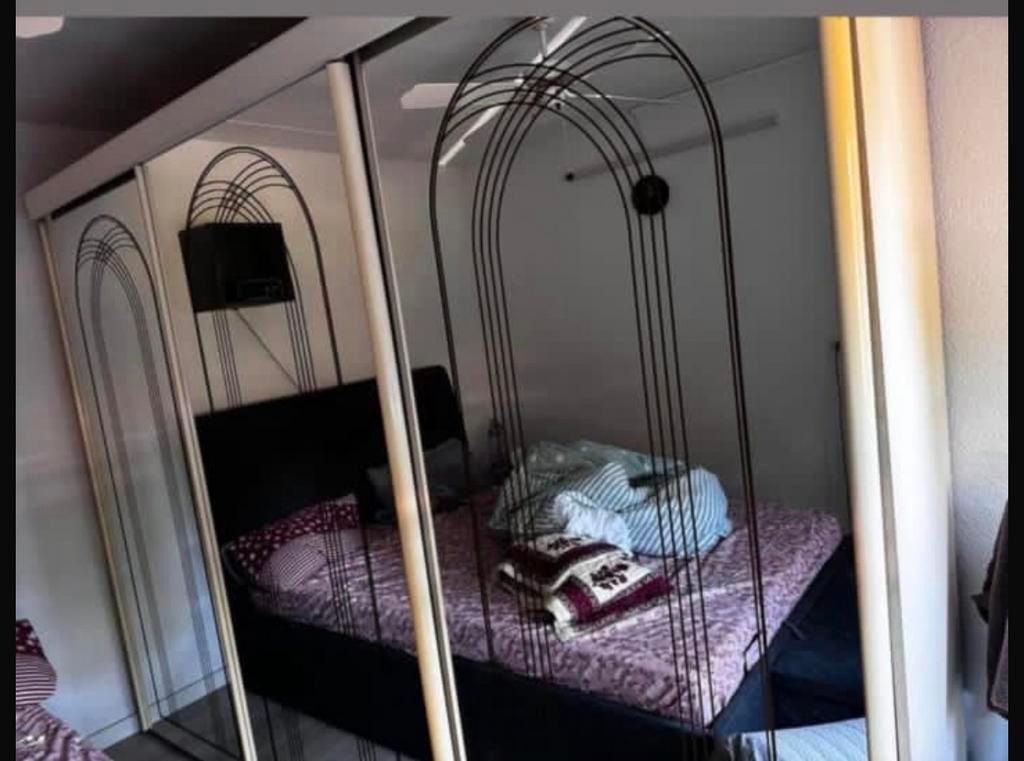 Used Wardrobe ( de assembled and ready to pick up), Met klep(pen), Zo goed als nieuw, 200 cm of meer, Glas