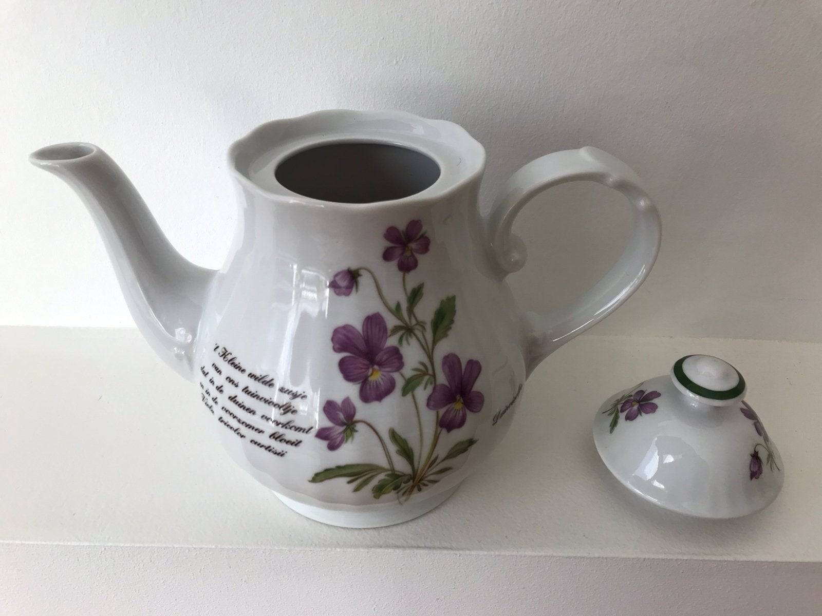 Theepot porselein exclusief Libelle duinviooltje, Ophalen of Verzenden