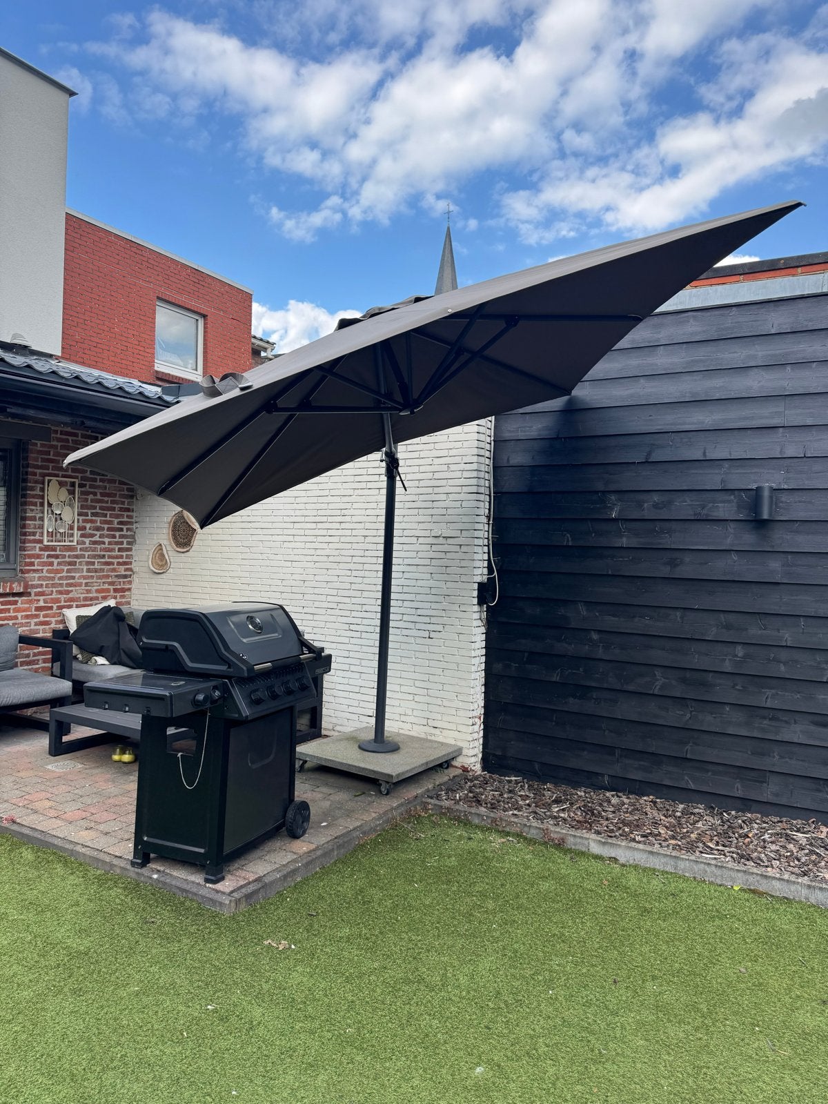 Zo goed als nieuwe zweefparasol + 90kg voet op wielen + Hoes, Ophalen, Kantelbaar, 2 tot 3 meter, Zweefparasol