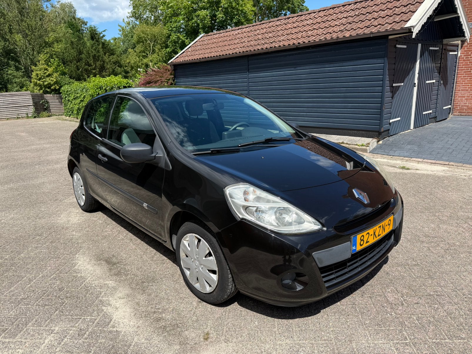 Renault Clio 1.2 16V 75 pk 3D 2010 Zwart, Auto's, Renault, Voorwielaandrijving, 74 pk, 4 cilinders, 1055 kg