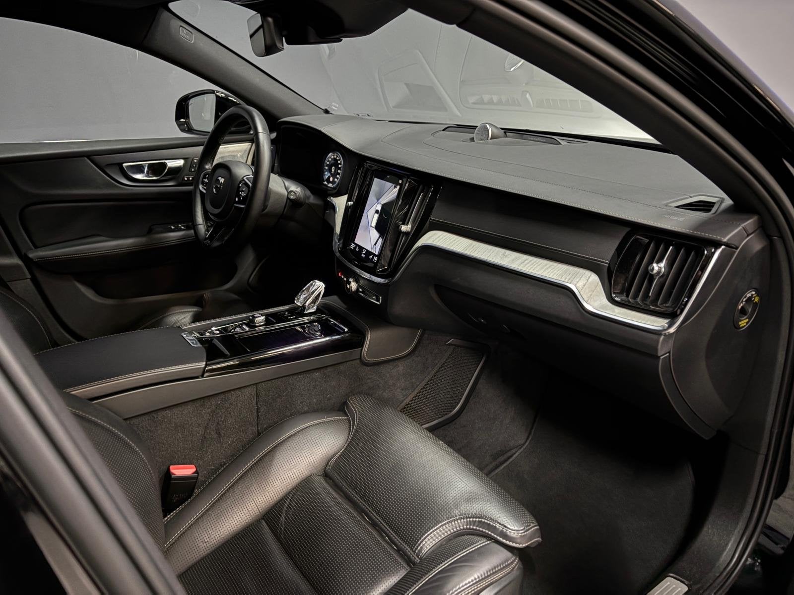 Volvo V60 2.0 T8 Twin Engine AWD R-Design 360°|HUD|B&W|Trek, Auto's, Volvo, Automaat, Gebruikt, 4 cilinders, Zwart