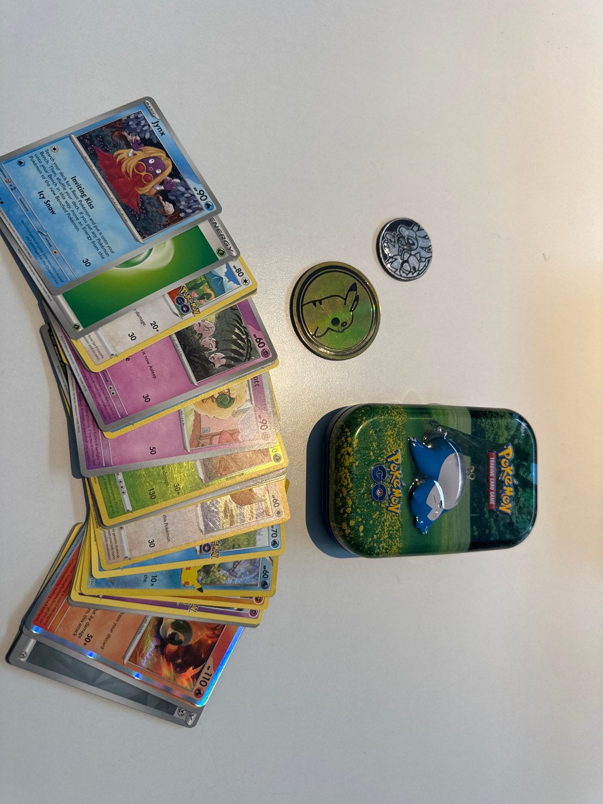 Pokémon GO Mini Tin met kaarten en munten, Hobby en Vrije tijd, Ophalen of Verzenden, Zo goed als nieuw, Meerdere kaarten