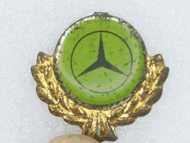 SP2197 Speldje Mercedes Benz motor-car Germany, Verzamelen, Speldjes, Pins en Buttons, Ophalen of Verzenden, Gebruikt, Transport