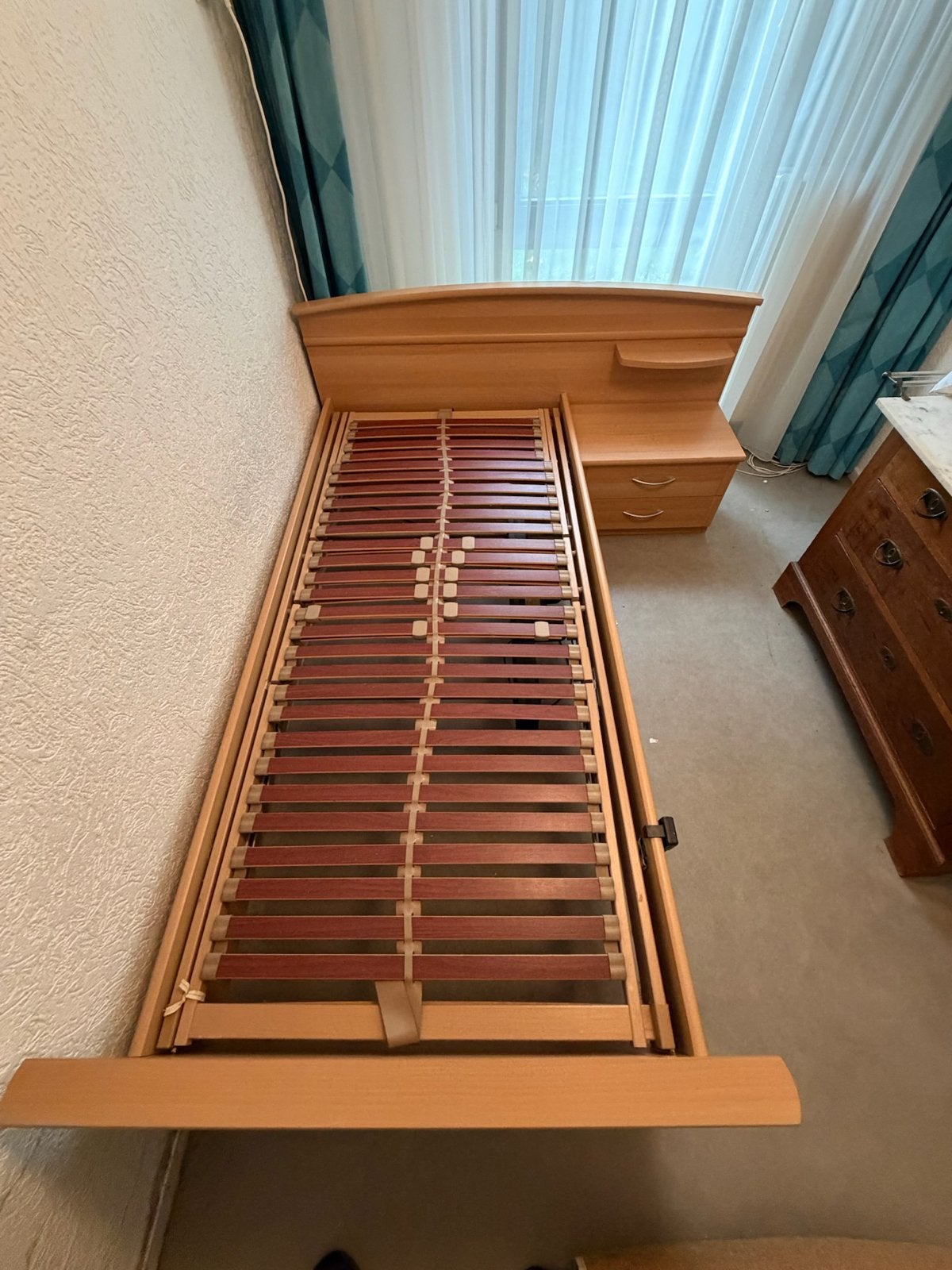 Eenpersoons seniorenbed met verstelbare lattenbodem, Ophalen, 90 cm, Eenpersoons, Bruin