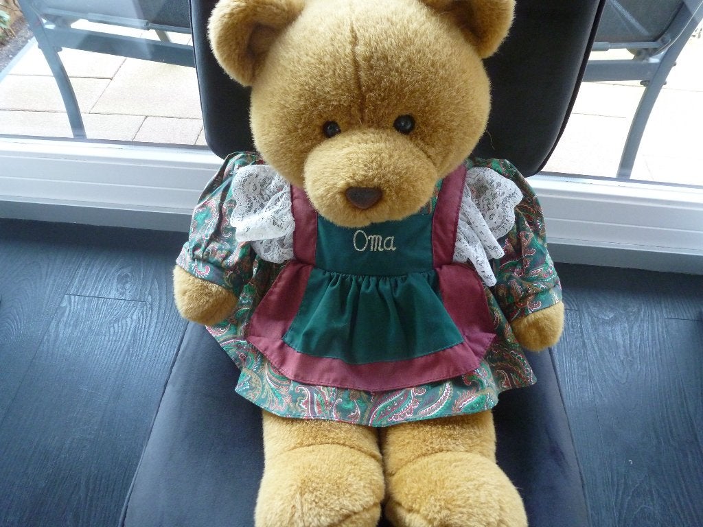 Grote knuffelbeer met 'Oma' schort - Zo goed als nieuw, Overige merken, Overige karakters, Beer, Ophalen of Verzenden