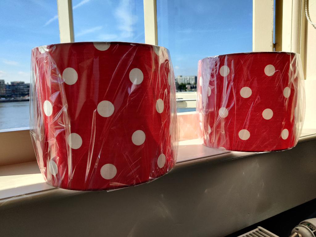 2 Polka dot lampenkappen rood wit stippen, Huis en Inrichting, Ophalen of Verzenden, Zo goed als nieuw, Rood, Rond