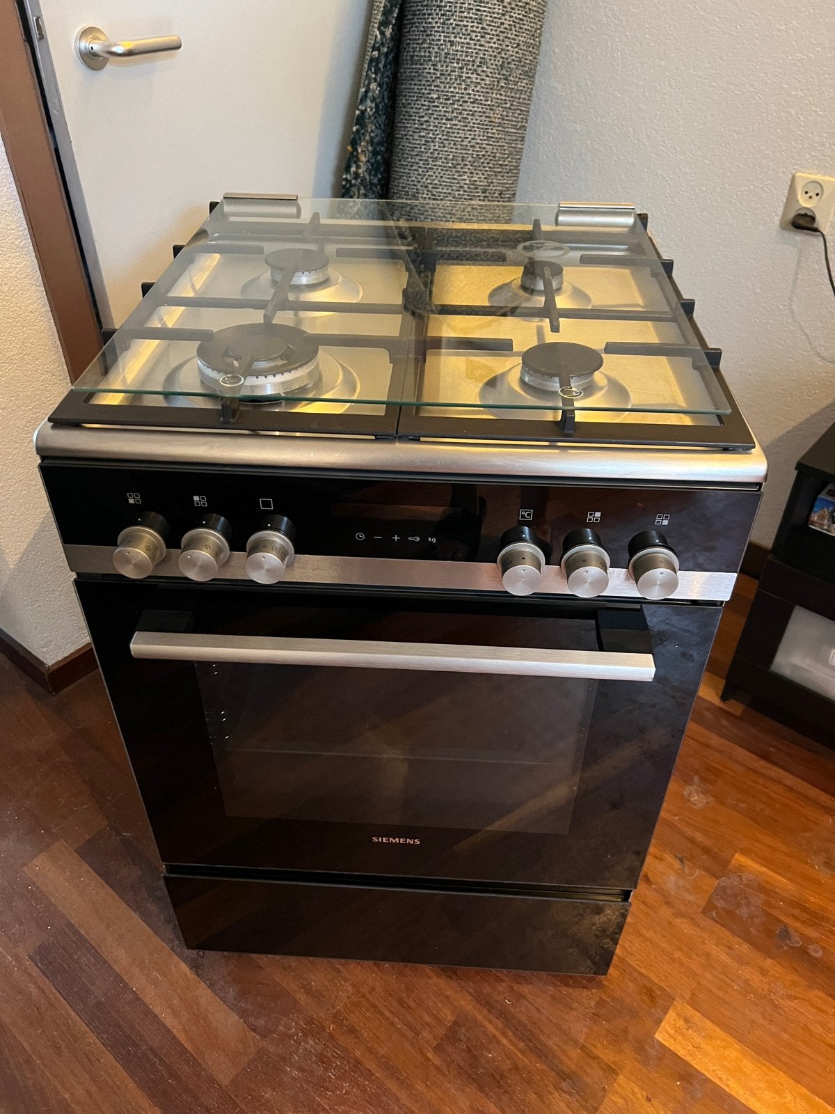 Siemens Vrijstaand Gasfornuis met Oven - Zwart, Witgoed en Apparatuur, Ophalen, 4 kookzones, Zo goed als nieuw, Gas